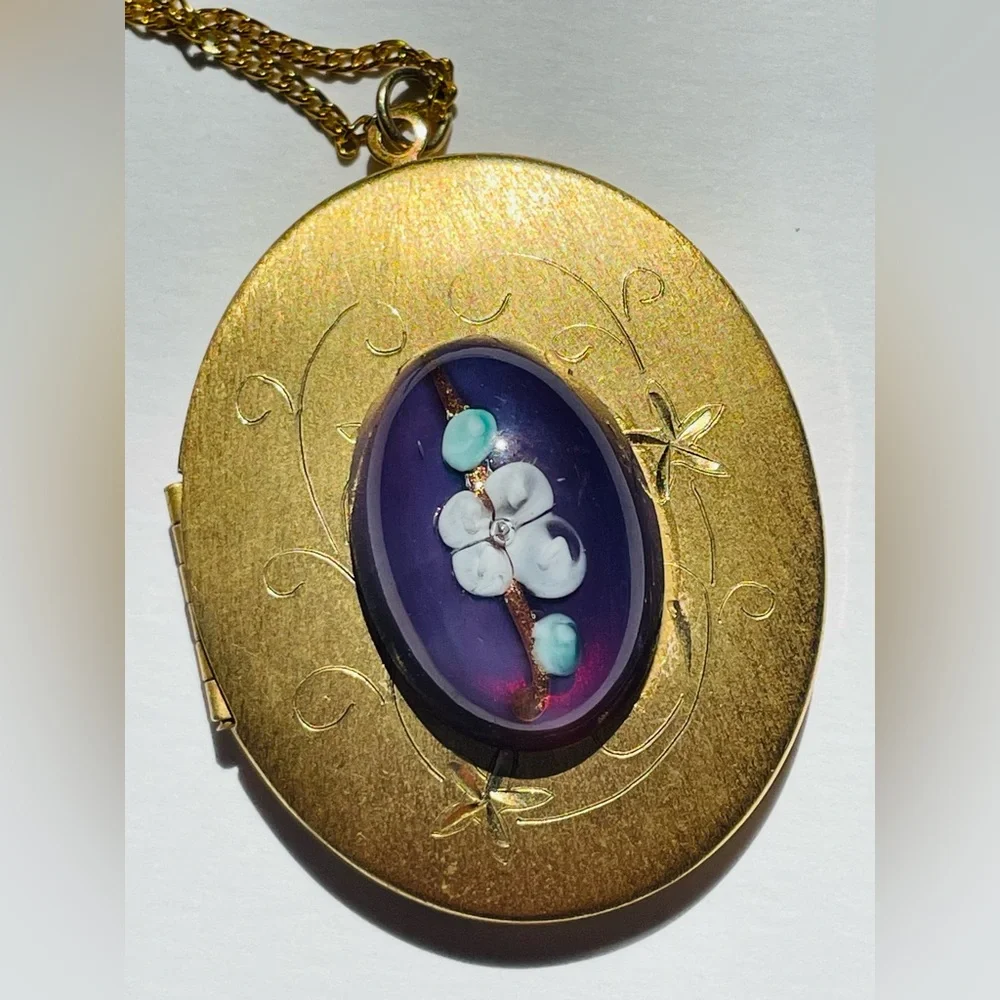 Vintage Locket With Etched Design And Glass Cherry Blossom Cabochon - Picture 2 of 10